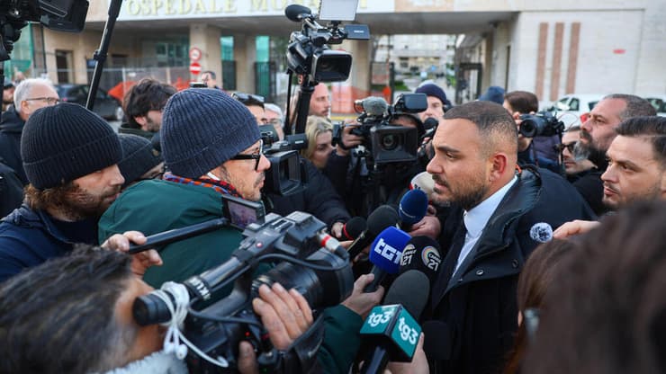 עורך דינה של המשפחה, פרנצ'סקו פטרוצי, ליד בית החולים (צילום: REUTERS / Ciro De Luca) איטליה אבלה וכועסת: דומניקו מת בעקבות השתלת לב כושלת, בתמונה: עורך דינה של המשפחה, פרנצ'סקו פטרוצי