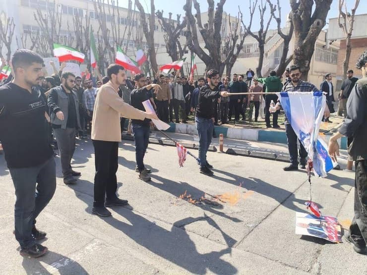 שריפת דגלי ארה"ב וישראל באוניברסיטת שריף בטהרן שריפת דגלי ארצות הברית וישראל באוניברסיטת שריף