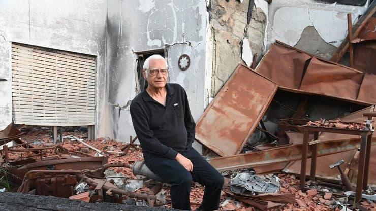 "השבר הוא שבר, בין אם היית פה ובין אם לא". מנצ'ר ליד ביתו ההרוס בבארי, כמה שבועות אחרי הטבח (צילום: הרצל יוסף) תושבים ותיקים מהעוטף חוזרים לקיבוץ ניר עוז לאחר הטבח - אברהם "מנצ'ר" דבורי, באר