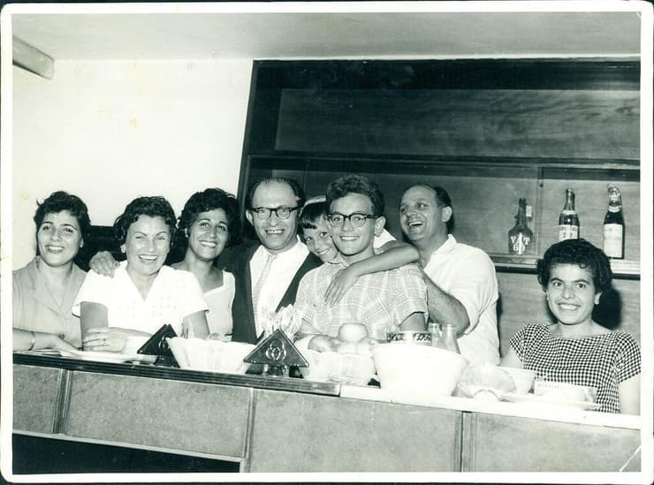 מזנון הכנסת: ראש הממשלה מנחם בגין ולצידו ברטה ועובדי מזנון נוספים