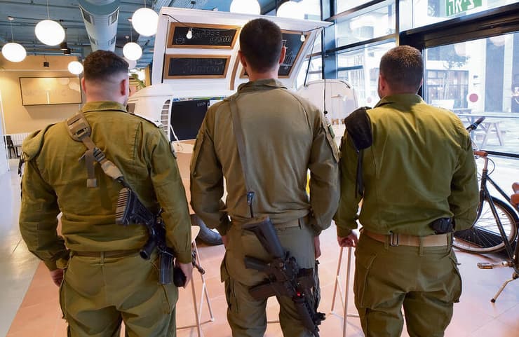 דיירים במתחם