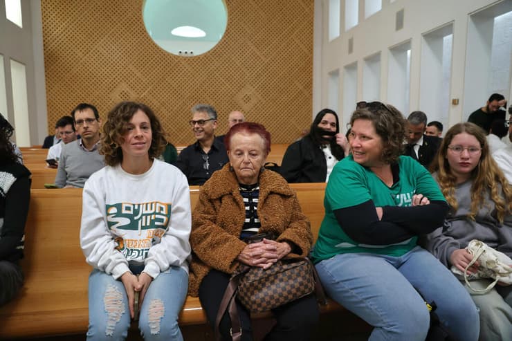 חלק מהעותרים בבית המשפט