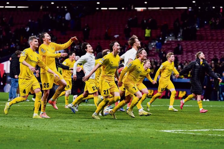 שחקני בודה/גלימט חוגגים