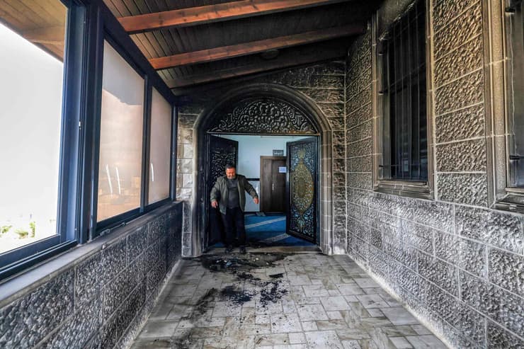 צילום: JAAFAR ASHTIYEH / AFP מסגד בכפר תל הוצת