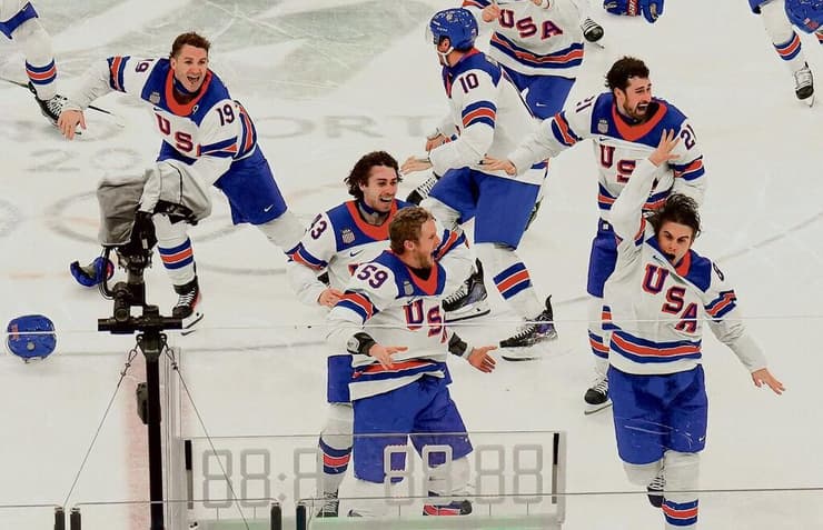 הוקי יהודי שחקני נבחרת ארה"ב חוגגת את מדליית הזהב