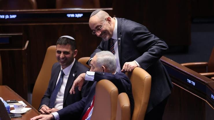 רה"מ בנימין נתניהו ושלמה קרעי במליאה - דיון 40 חתימות