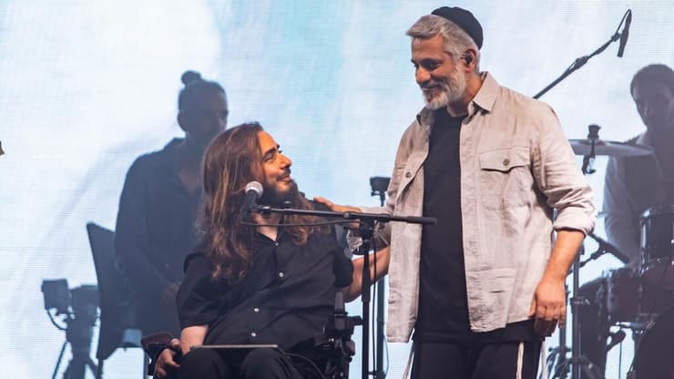 לירון אטיה בהופעה עם אביתר בנאי (צילום: זיו ברק) לירון אטיה בהופעה עם אביתר בנאי