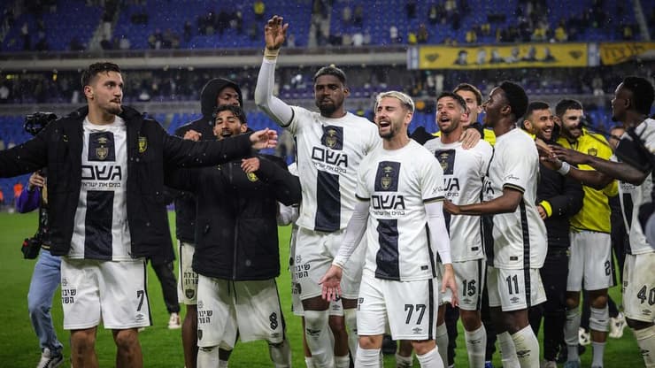 שחקני בית"ר חוגגים