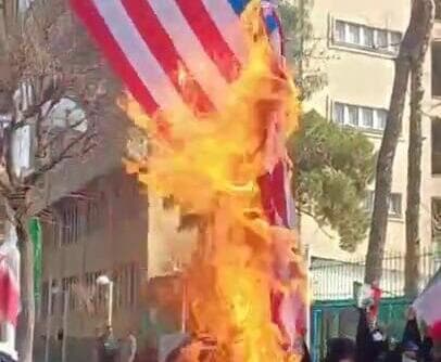 שריפת דגל ארה"ב באוניברסיטת אמיר כביר בטהרן שריפת דגל ארה"ב באוניברסיטת אמיר כביר בטהרן