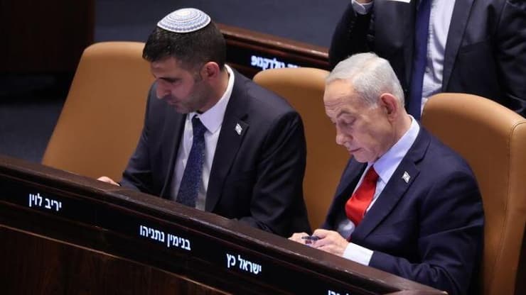 <div style="direction: ltr;"></div>חותר להפחתת הרגולציה ולהגברת התחרות. שר התקשורת שלמה קרעי (משמאל) עם ראש הממשלה נתניהו (צילום: אלכס קולומויסקי ) רה"מ בנימין נתניהו ושלמה קרעי במליאה - דיון 40 חתימות