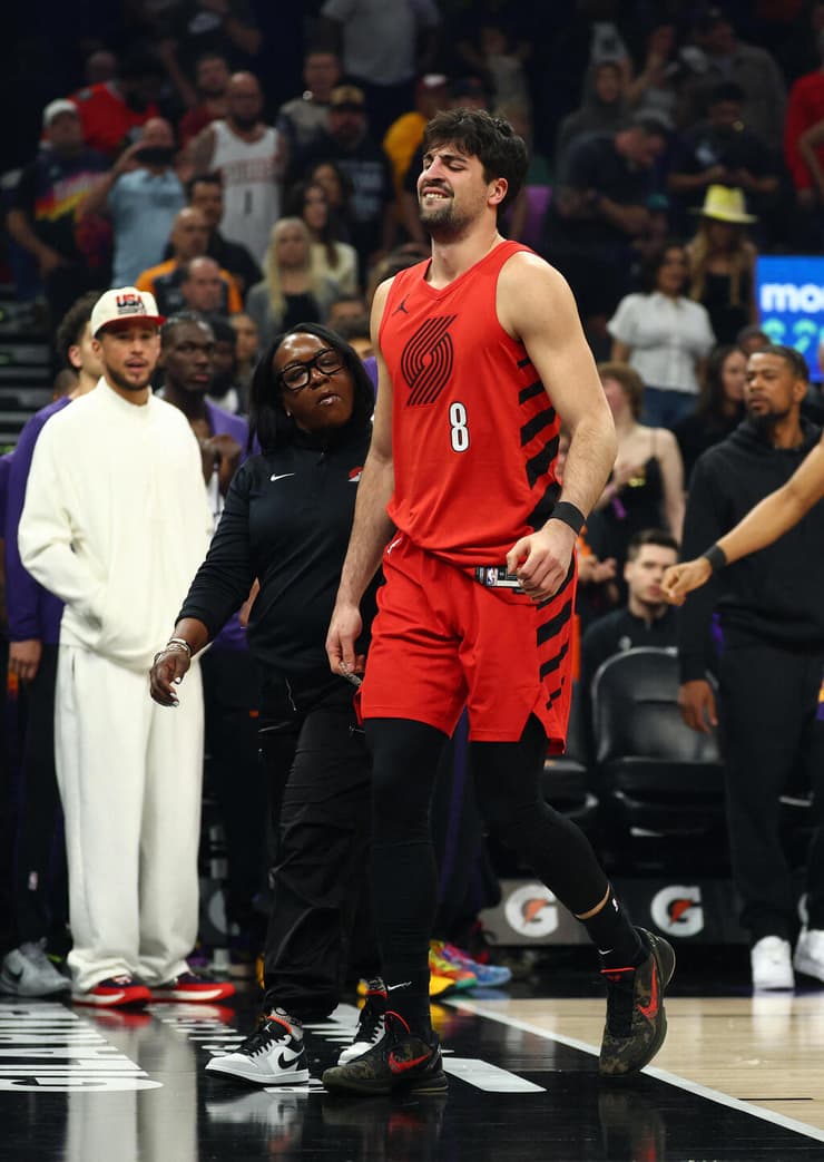 אבדיה כואב, רגע לפני שירד מהפרקט (צילום: Mark J. Rebilas-Imagn Images) אבדיה