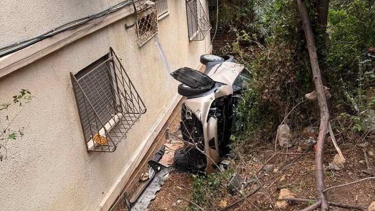 רכב התדרדר ונפל לחצר בניין מגורים ברח' אדמונד פלג בחיפה
