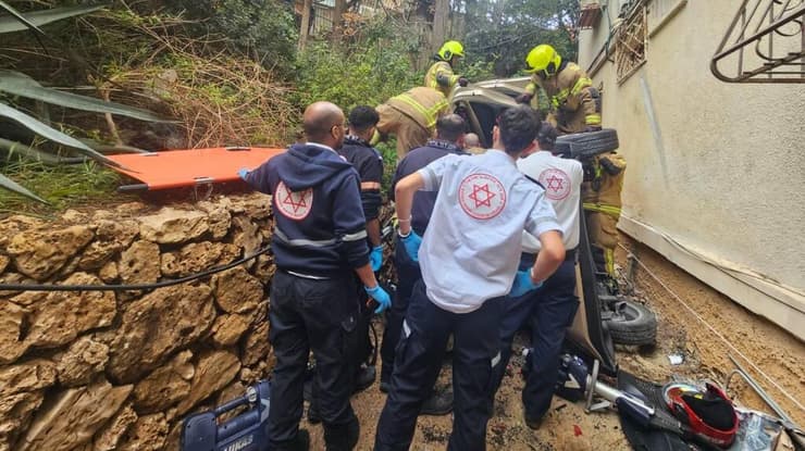 רכב התדרדר ונפל לחצר בניין מגורים ברח' אדמונד פלג בחיפה