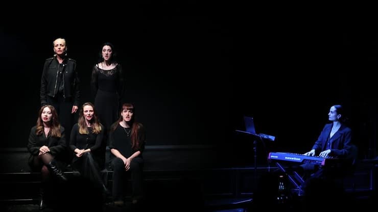 שחקניות ההצגה "בית ברנרדה אלבה"