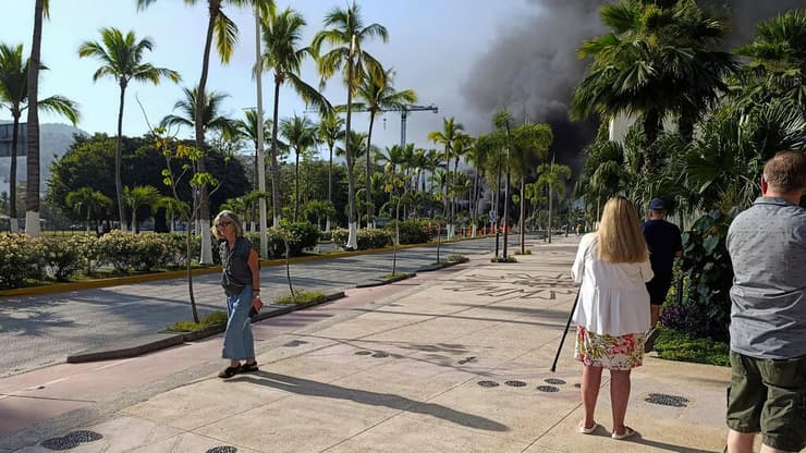 תיירים מבוהלים עקב המהומות בפורטו ויארטה במקסיקו