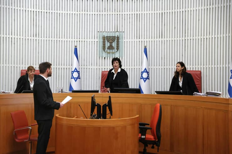 השופטות בכניסה לדיון