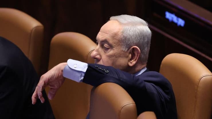 רה"מ בנימין נתניהו ושלמה קרעי במליאה - דיון 40 חתימות