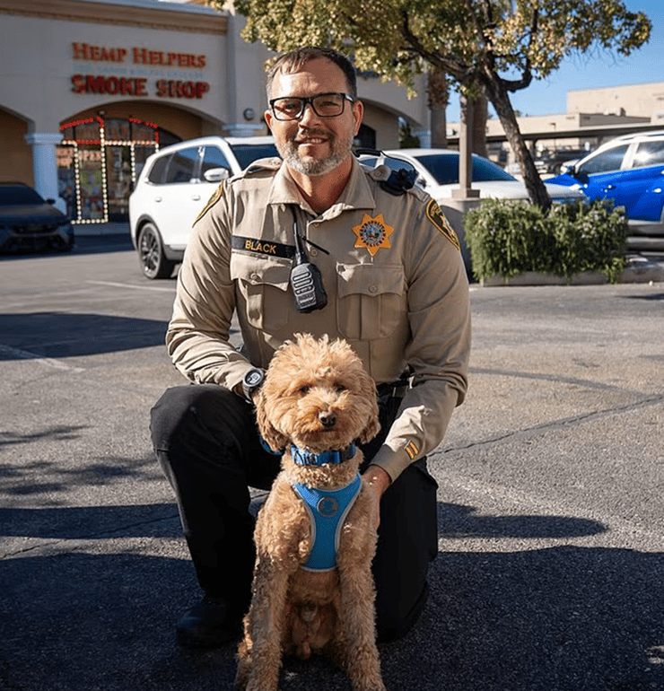 השוטר סקיטר בלאק עם הכלב ג'ט בלו (צילום: Las Vegas Metropolitan Police Department) השוטר סקיטר בלאק עם הכלב ג'ט בלו