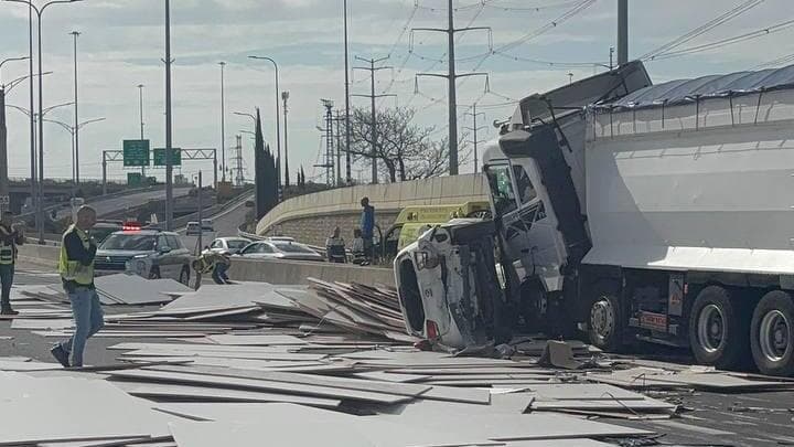 תכולת המשאית התהפכה תאונת הדרכים בכביש 431
