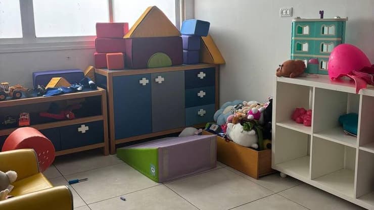 חדר במרכז חירום לילדים (צילום: שירה קדרי-עובדיה) חדר במרכז חירום לילדים