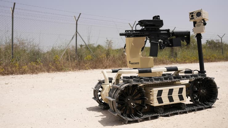 סמאש הופר על גבי רובוט של חברת רובוטים (סמארט שוטר) סמאש הופר על גבי רובוט של חברת רובוטים