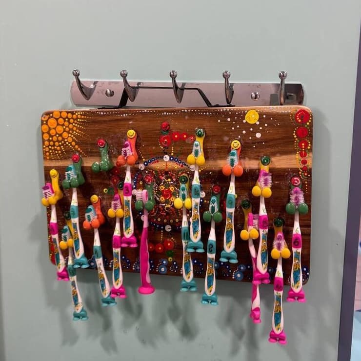 מתלה מברשות השיניים של הילדים. "מתברר שיש צורך ביותר ממרכז אחד"   