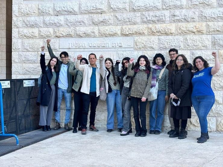 חלק מנציגי הארגונים בכניסה לבית המשפט העליון