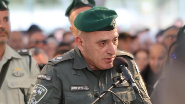 מפקד מג"ב בריק יצחק בהלווייתו של לוחם המג"ב אורי מכטייב בבית העלמין הצבאי בחולון