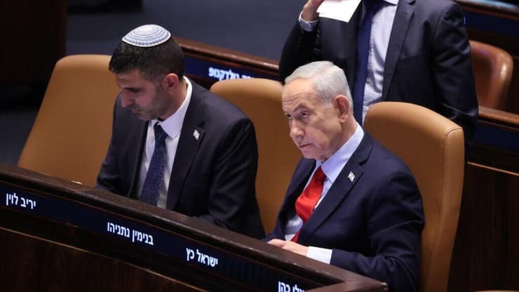 נתניהו וקרעי. רה"מ יצביע בעד המהפכה של השר? (צילום: אלכס קולומויסקי ) רה"מ בנימין נתניהו ושלמה קרעי במליאה - דיון 40 חתימות