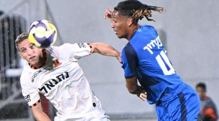 פרנק ריבולייה וארד בר עם העיניים על הכדור