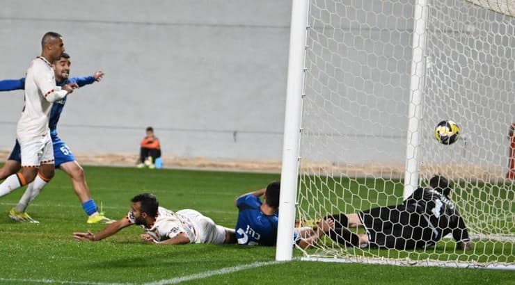 תומר ליטבינוב נופל על הדשא, הכדור נכנס לרשת