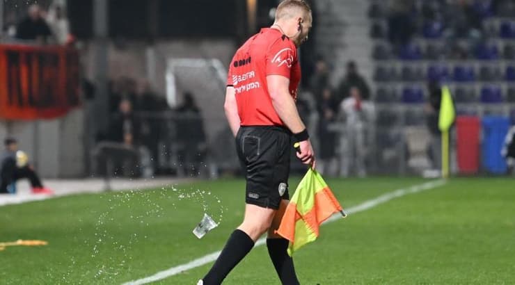 עוזר השופט מתרחק מאזור היציע