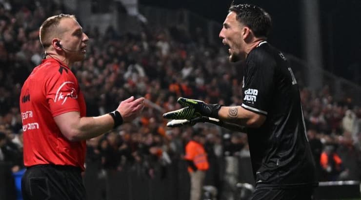 תומר ליטבינוב מוחה בפני עוזר השופט