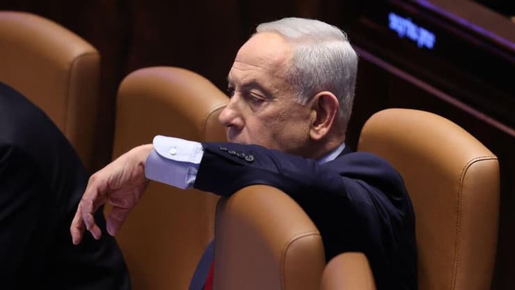 ייפגש עם רביבו בניסיון לרכך. נתניהו (צילום: אלכס קולומויסקי ) רה"מ בנימין נתניהו ושלמה קרעי במליאה - דיון 40 חתימות