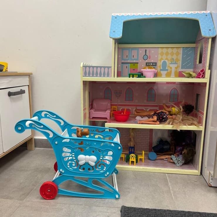 במשרד הרווחה מסבירים כי הצעד הוא חלק מ"מהלך רחב היקף להסדרת תחום הילדים והנוער בסיכון". חדר משחקים במרכז חירום (צילום: שירה קדרי-עובדיה) במשרד הרווחה מסבירים כי הצעד הוא חלק מ"מהלך רחב היקף להסדרת תחום הילדים והנוער בסיכון". חדר משחקים במרכז חירום