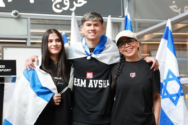 אהבת השם גורדון לצד אמו וארוסתו