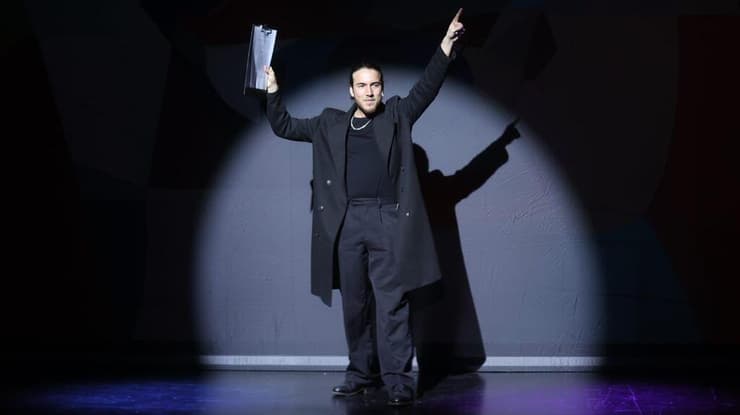 שיר אסייג בקטע מהמחזה של אורי יניב, "אחרית הימים"