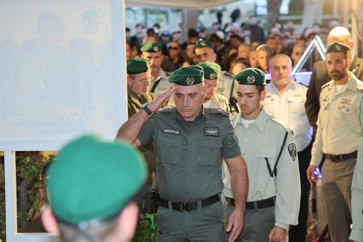 מפקד מג"ב בריק יצחק בהלווייתו של לוחם המג"ב אורי מכטייב בבית העלמין הצבאי בחולון