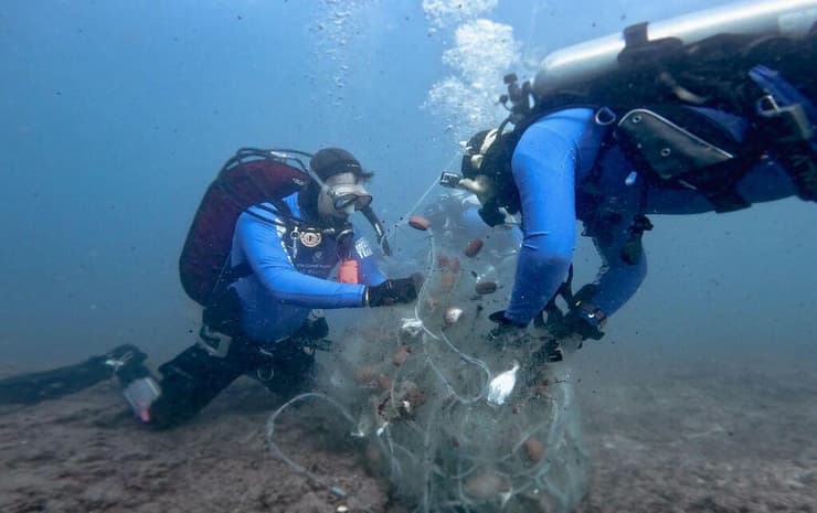 רשת רפאים שהוסרה על ידי סיירת החוף בחוף גורדון בתל אביב