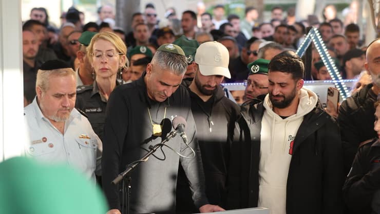 הלווייתו של לוחם המג"ב אורי מכטייב בבית העלמין הצבאי בחולון