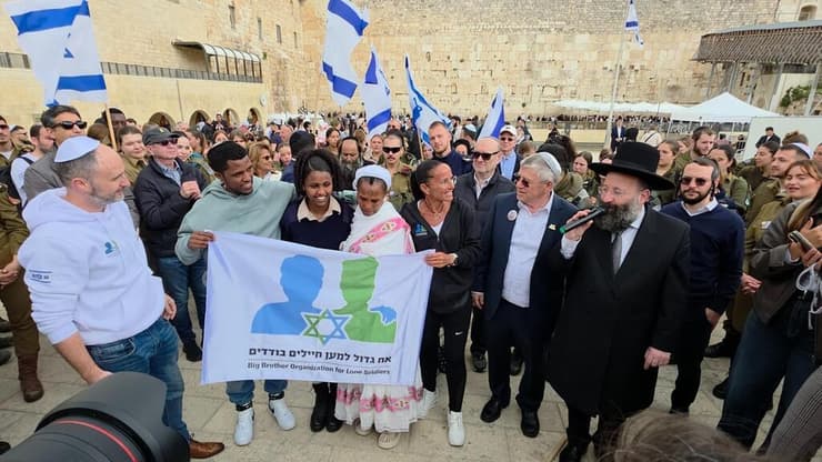 מימין לשמאל: רב הכותל המערבי והמקומות הקדושים הרב שמואל רבינוביץ, יו"ר אגודת 'הידידים' של עמותת "אח גדול" רו"ח ראובן שיף, סמנכ"לית עמותת "אח גדול" רלי צין, אימה של החיילת קידסט מנגיסטו שעלתה מאתיופיה וחגגה בת מצווה, קידיסט מנגיסטו, אחיה של קידיטס אביה ומנכ"ל עמותת "אח גדול" דניאל אהרון (צילום: באדיבות עמותת "אח גדול") מימין לשמאל: רב הכותל המערבי והמקומות הקדושים הרב שמואל רבינוביץ, יו"ר אגודת 'הידידים' של עמותת "אח גדול" רו"ח ראובן שיף, סמנכ"לית עמותת "אח גדול" רלי צין, אימה של החיילת קידסט מנגיסטו שעלתה מאתיופיה וחגגה בת מצווה, קידיסט מנגיסטו, אחיה של קידיטס אביה ומנכ"ל עמותת "אח גדול" דניאל אהרון