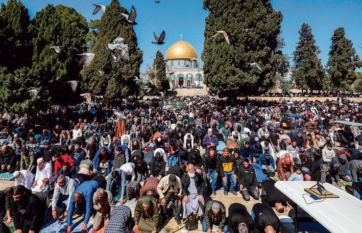 פלסטינים מתפללים בהר הבית (AHMAD GHARABLI, AFP) פלסטינים מתפללים בהר הבית