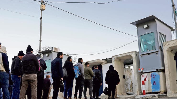 התור במעבר הגבול (Mussa Qawasma, REUTERS) התור במעבר הגבול