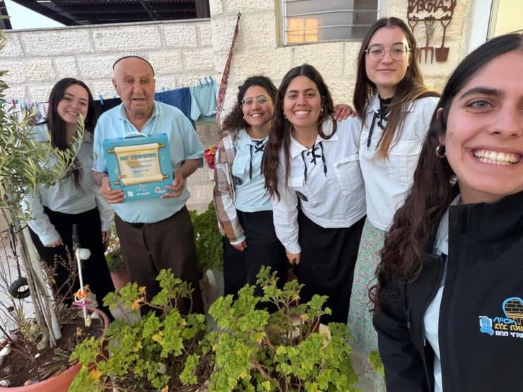 משלוח מנות של קומונריות בני עקיבא