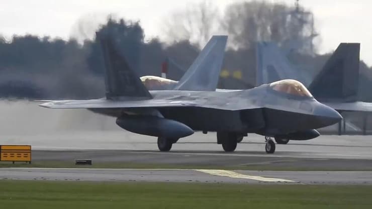  המראת מטוסי F-22 מבריטניה 