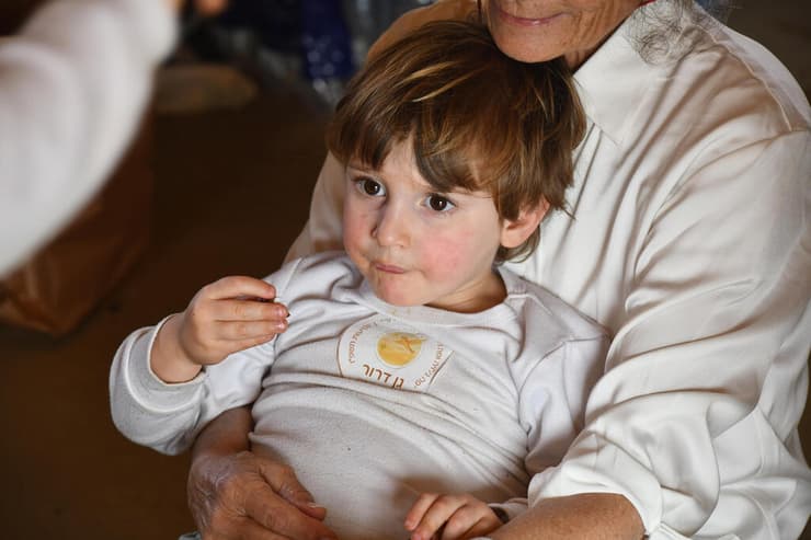 ארז הקטן עם סבתו רותי. "רצה לפגוש את הילדה שגם לה אין אבא. שהוא חושב שהיא תבין אותו" (צילום: רפי קוץ) ארז הקטן עם סבתו רותי. "רצה לפגוש את הילדה שגם לה אין אבא. שהוא חושב שהיא תבין אותו"