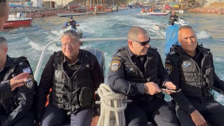 בן גביר על סירה משטרתית באילת, ארכיון איתמר בן גביר, עם ממ"ז דרום חיים בובליל, בסירה משטרתית באילת