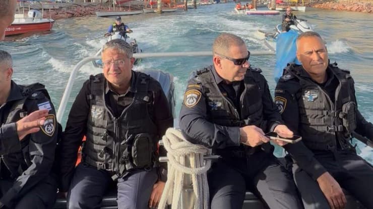 איתמר בן גביר, עם ממ"ז דרום חיים בובליל, בסירה משטרתית באילת