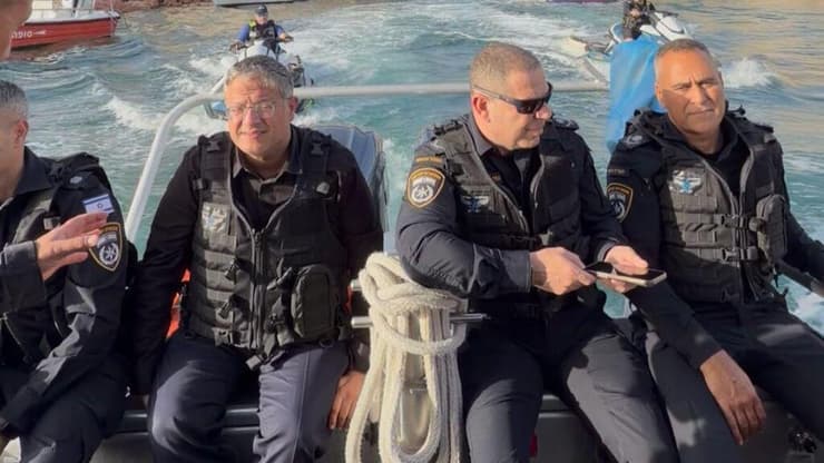 איתמר בן גביר, עם ממ"ז דרום חיים בובליל, בסירה משטרתית באילת