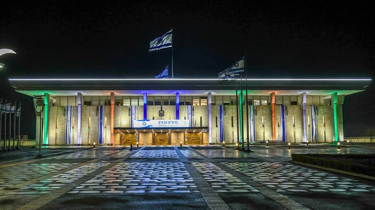 משכן הכנסת מואר בצבעי דגל הודו (צילום: נועם מושקוביץ/דוברות הכנסת ) משכן הכנסת מואר בצבעי דגל הודו